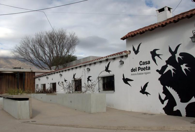 Frente de la Casa del Poeta Antonio Esteban Agüero en Merlo