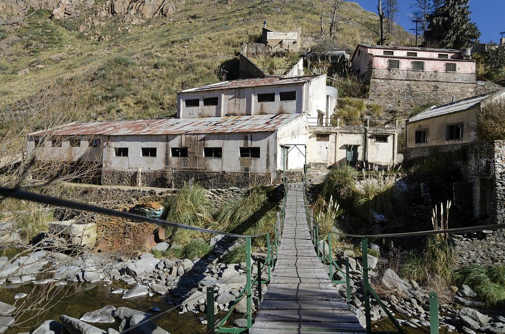 Camino y entorno de montaña en la zona de Pueblo Escondido en Cerro Áspero, Merlo.