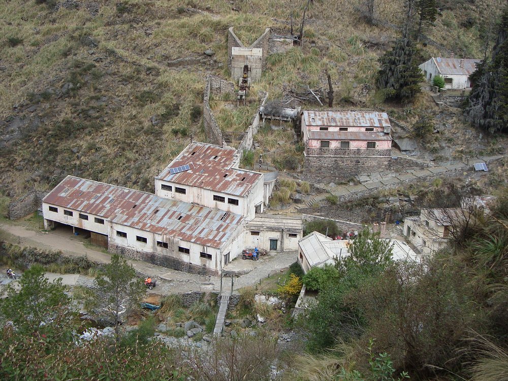 Escena natural y ruinas históricas en Cerro Áspero y Pueblo Escondido.