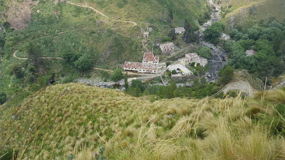 Turista recorriendo senderos naturales ocultos en las sierras de San Luis.