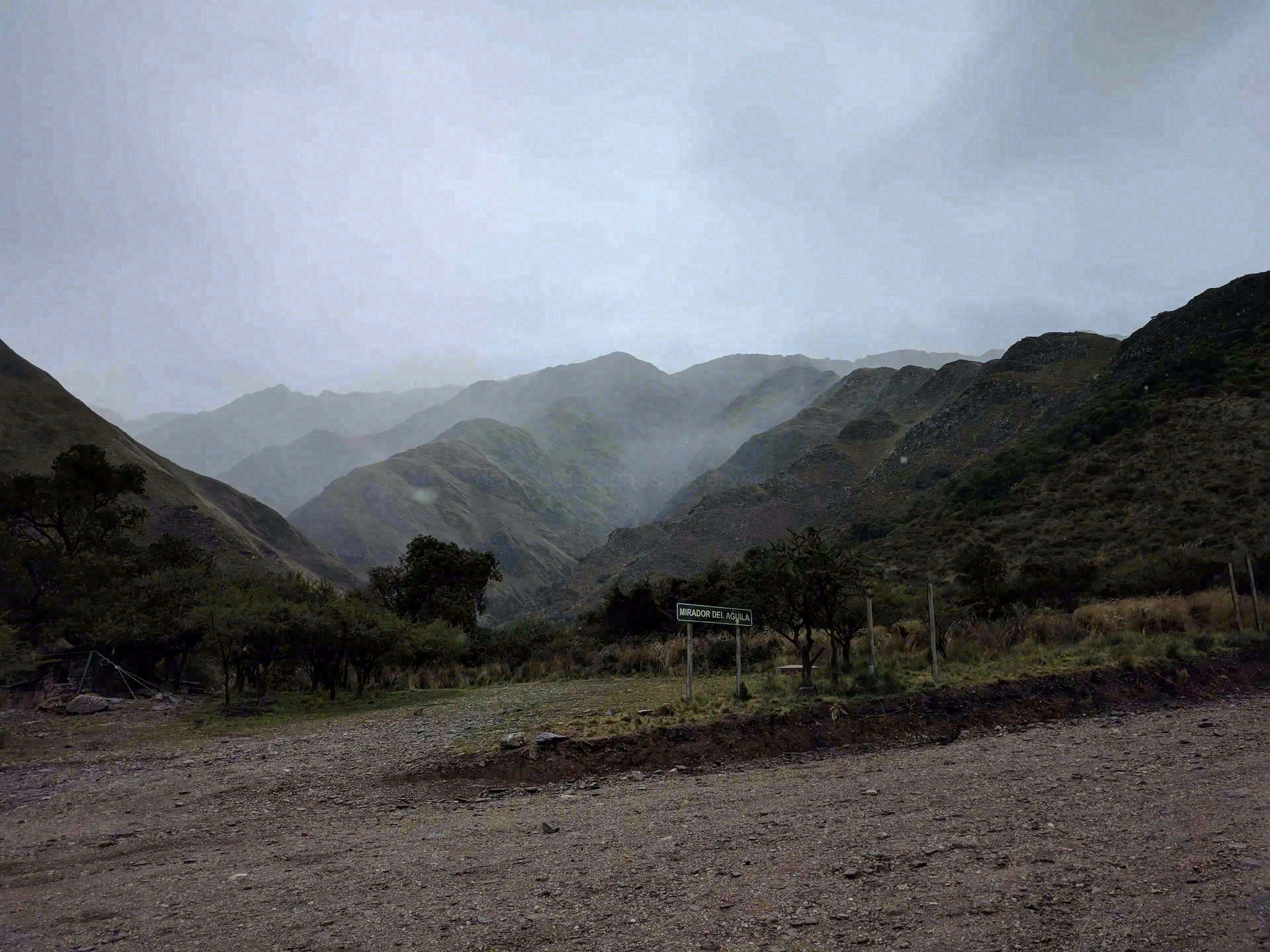 Grupo de turistas disfrutando de una excursion guiada por los senderos naturales de la Villa de Merlo.