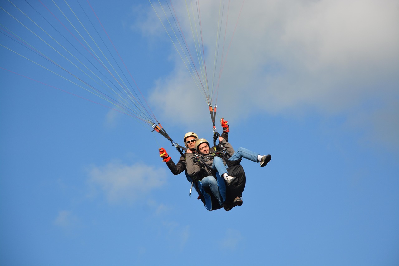 Instructor y turista en un vuelo en parapente biplaza sobre Villa de Merlo, San Luis.