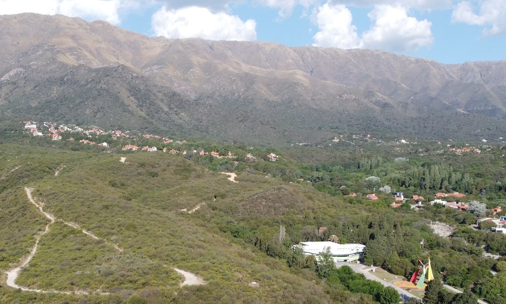 Vista aérea de senderos entre las sierras y el valle de Merlo San Luis, zona del Peñón Colorado