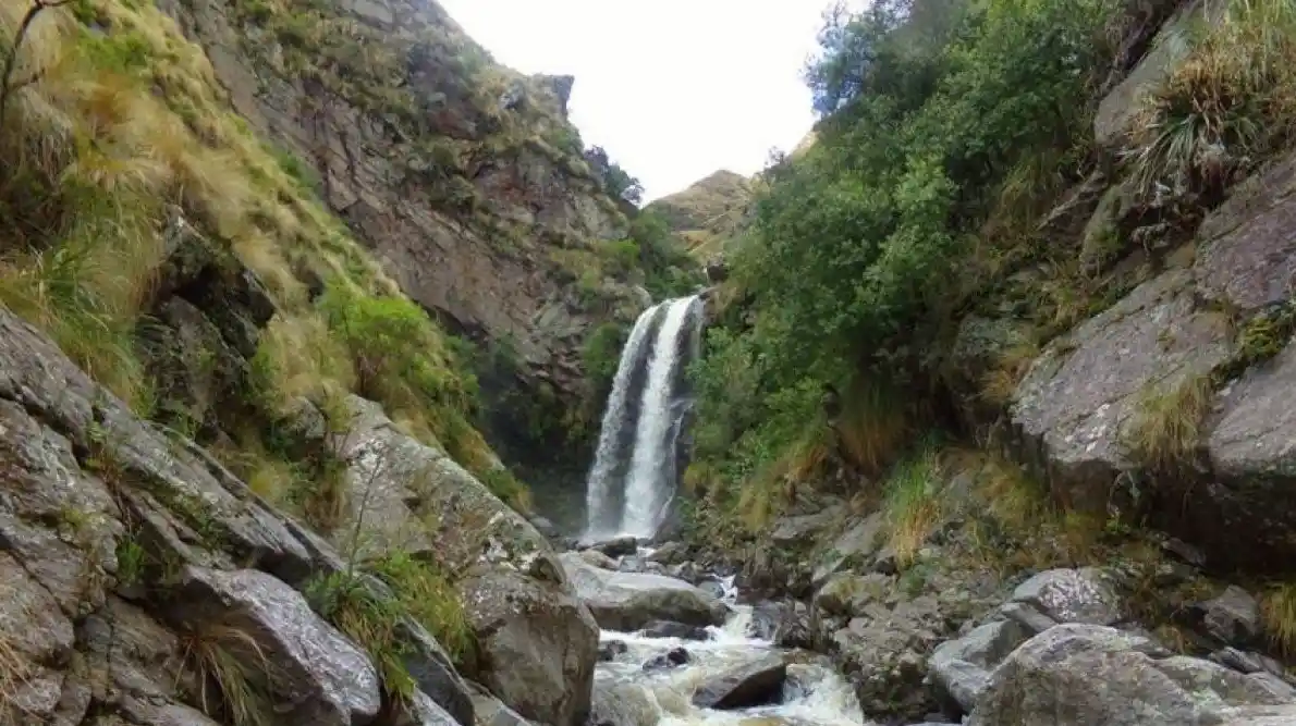 Cascada Salto del Tabaquillo en la Reserva Florofaunística de Merlo San Luis, sendero ideal para trekking principiantes.