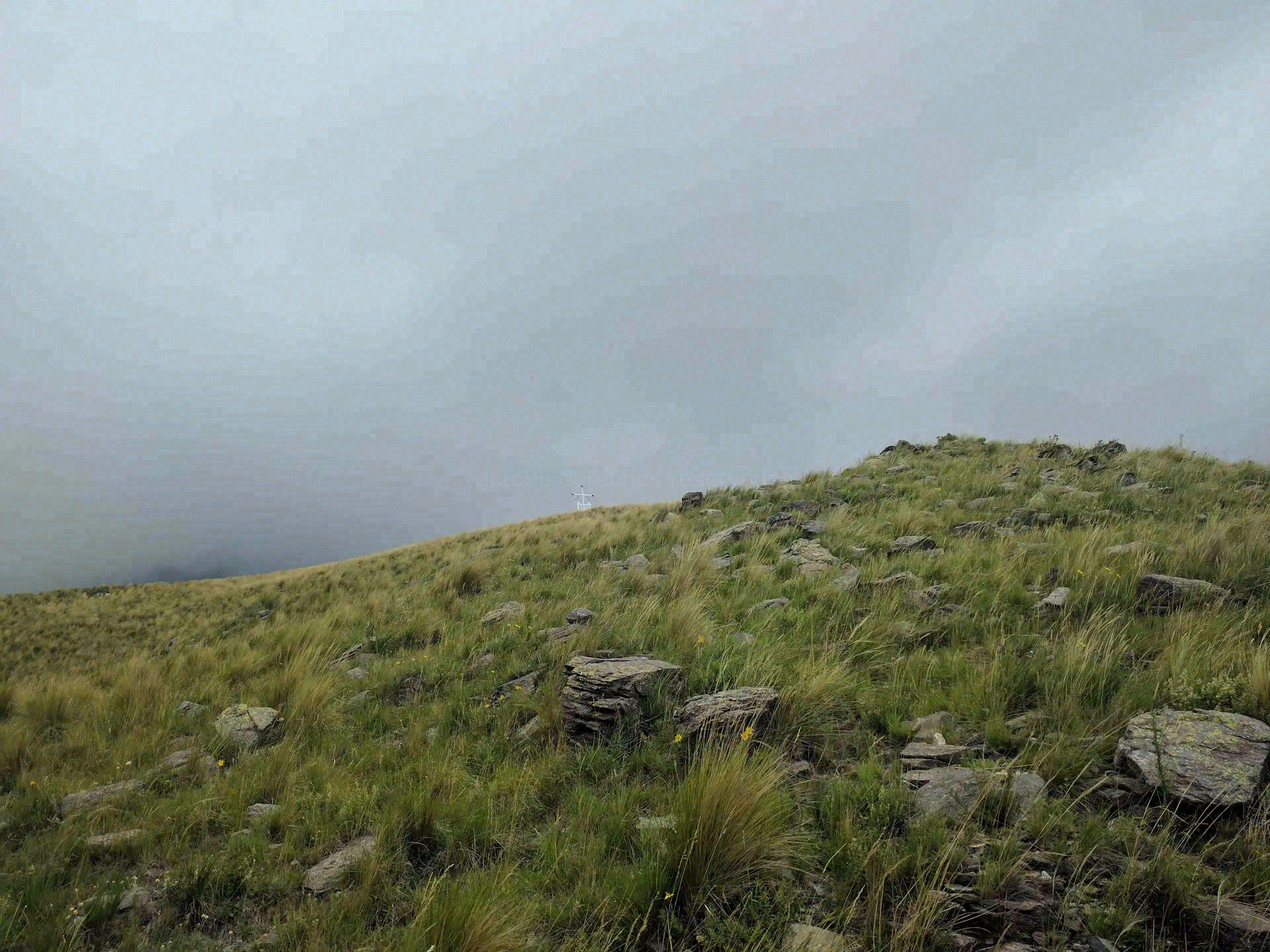 Turista disfrutando de la vista del Valle del Conlara desde un mirador en Villa de Merlo, San Luis.
