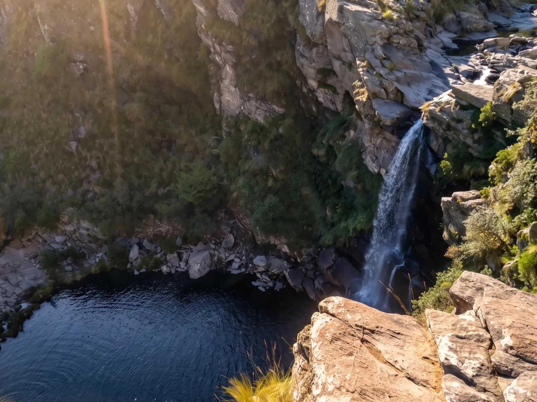 Paisaje panorámico de la cascada Salto del Tigre con su olla natural y vegetación serrana en Villa de Merlo, San Luis.
